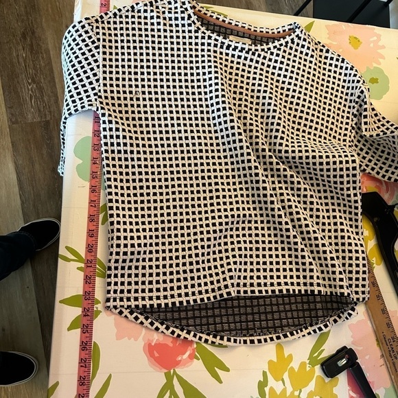 Lou & Grey Tops for Women 3/4 sleeve textured square print top - Picture 3 of 6